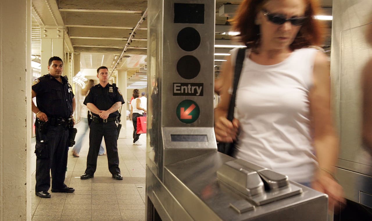 Dos horas más tarde, el mismo 1 de mayo, un hombre de 52 años fue trasladado al hospital Long Island Jewish, de Forrest Hills, 
<a href="https://www.univision.com/local/nueva-york-wxtv/nueva-york-un-muerto-y-un-hospitalizado-dejan-dos-ataques-separados-metro-nueva-york" target="_blank">tras ser apuñalado en el torso</a>. Las autoridades aún buscan al responsable del ataque.
<br>
<br>