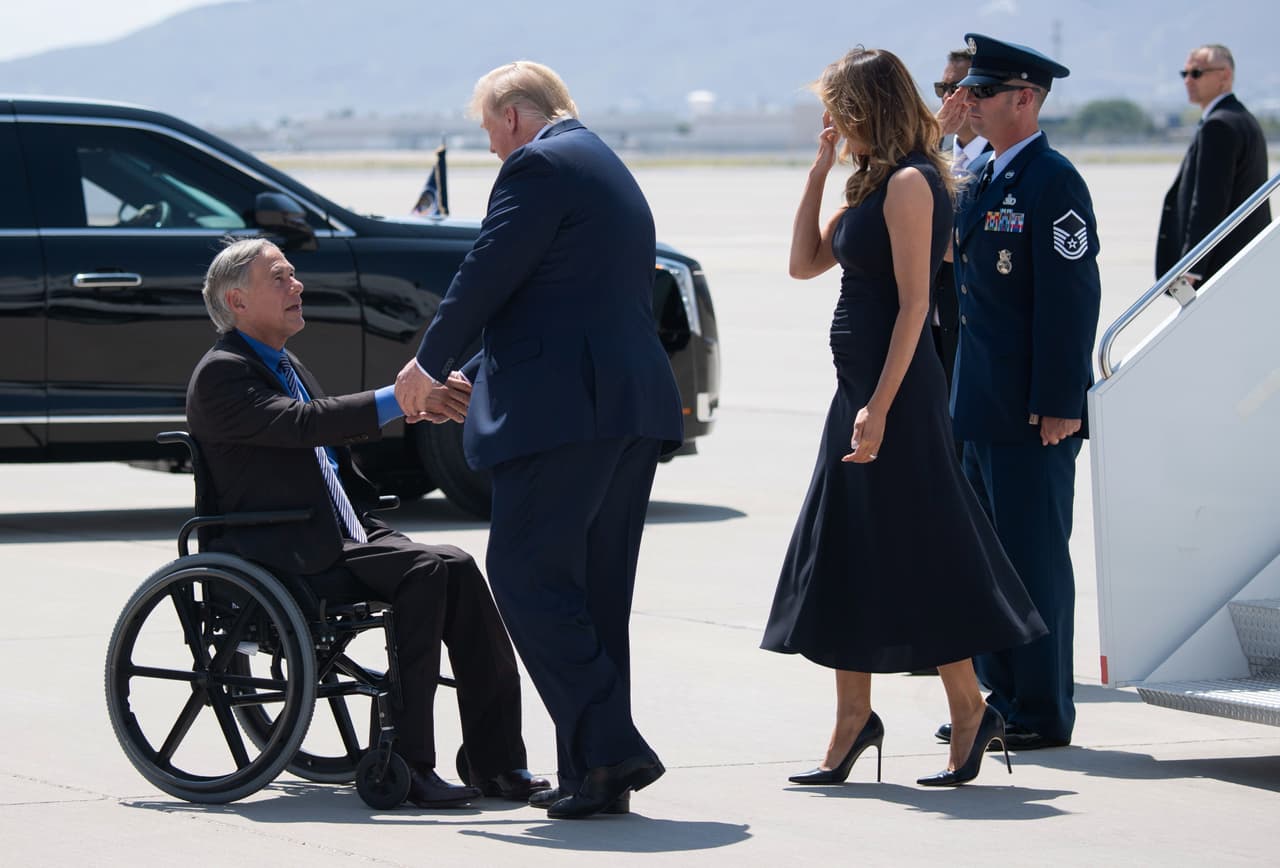 El presidente arribó a El Paso un poco antes de las 3:00 de la tarde, hora local. Fue recibido en el aeropuerto por el senador republicano Ted Cruz y el gobernador de Texas, Greg Abbott. Esta ciudad es uno de los puntos del complicados para el control del flujo de migrantes a través de la frontera entre México y EEUU.