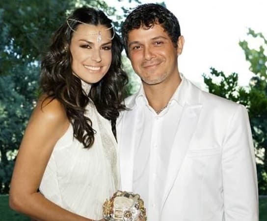 Actualmente está casado con Raquel Perera. Con ella tiene dos hijos: Alma y Dylan.