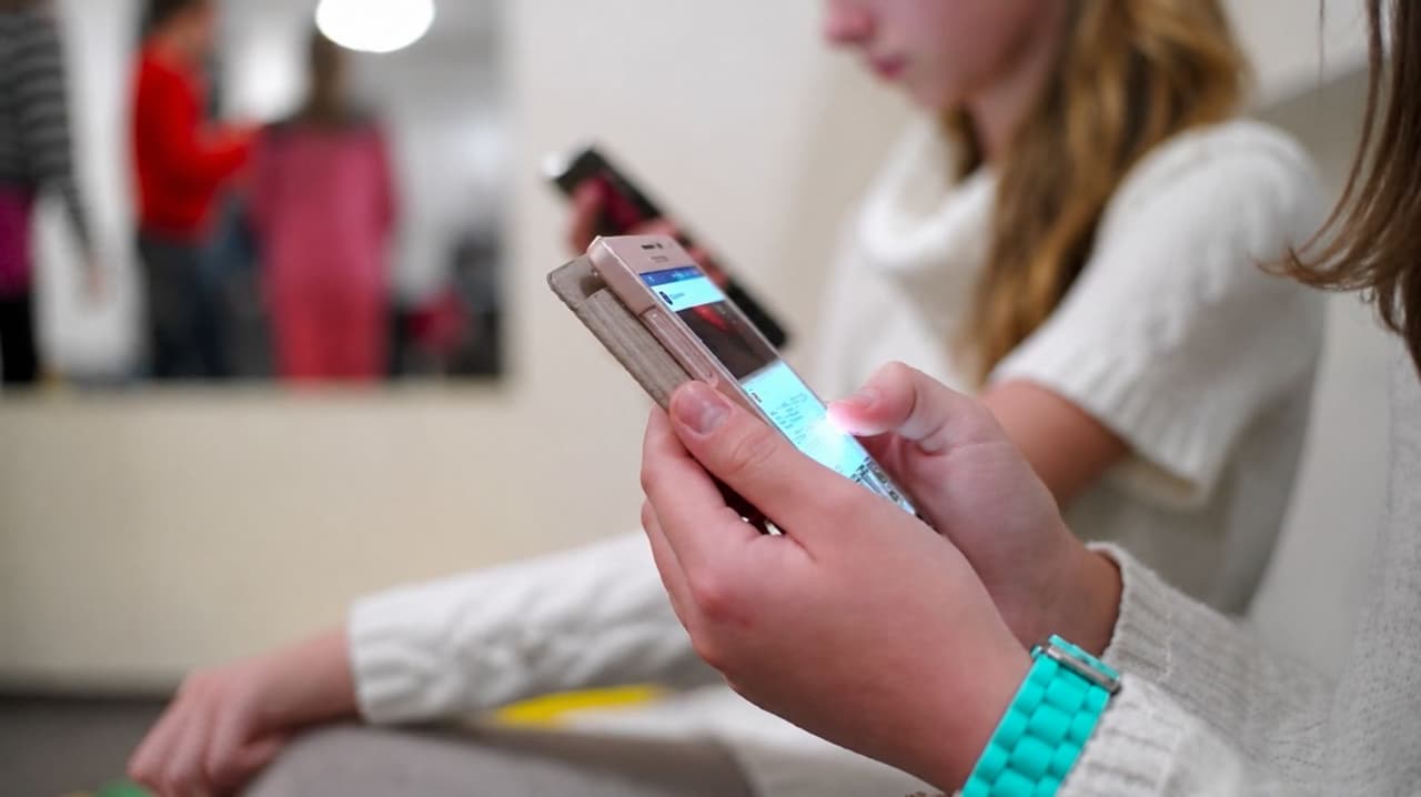 Pensilvania busca prohibir los teléfonos móviles en escuelas para mejorar el aprendizaje