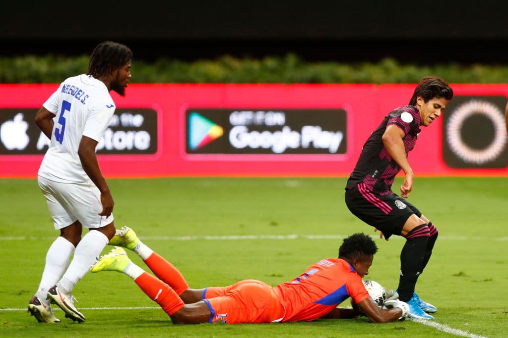 México tiene que venir de atrás para empatar el partido, mandar el juego al alargue y terminar ganado el título en la tanda de penaltis. José Juan Macías fue el encargado de empatar el partido al minuto 80.