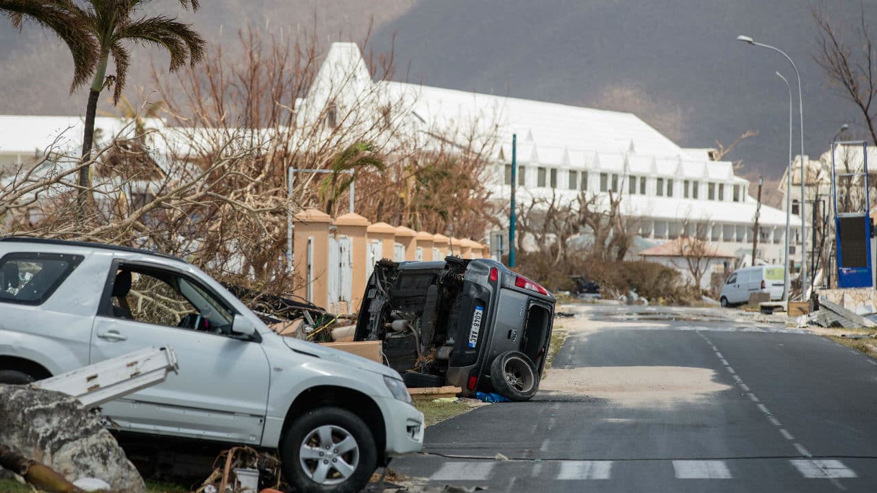 Otra imagen de la Isla San Martin, uno de los puntos más castigados por este huracán. Se volvió una escena común ver autos volteados en los caminos.
<b> Los vientos en esta isla</b> fueron de los peores.