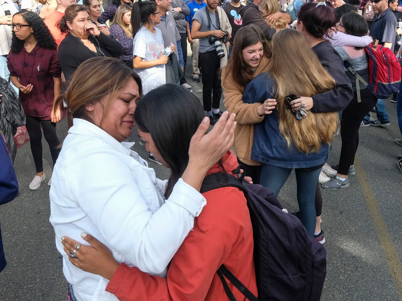 La línea de ayuda del Departamento de Salud Mental del Condado de Los Ángeles ha dispuesto de una línea de ayuda 1 - 800 - 854 -7771 o vía mensaje de texto al 741741.