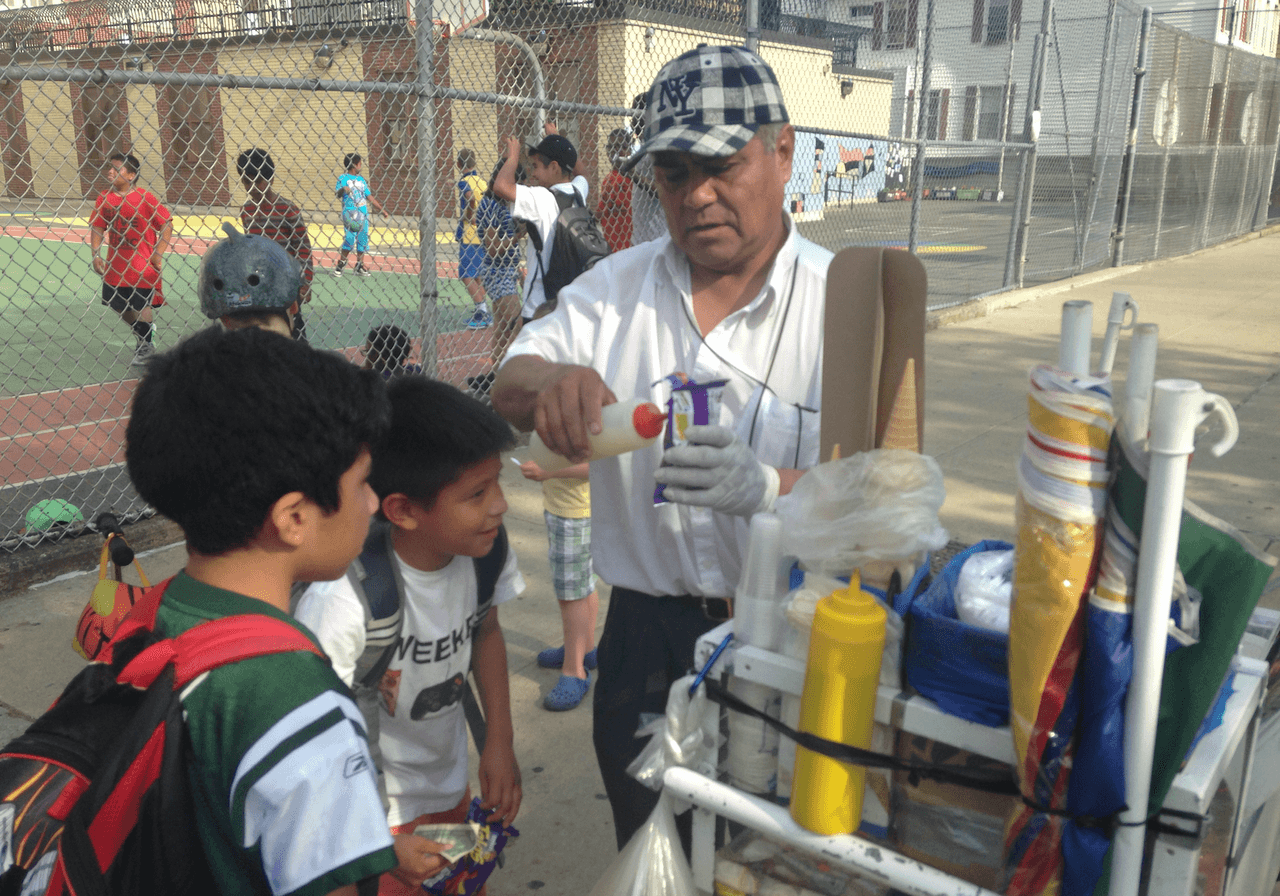 Don Carlos es quien endulza la vida de los estudiantes en Brooklyn.