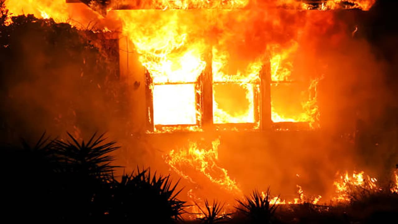 Familia con tres niños muere en incendio durante Halloween en Paterson, Nueva Jersey