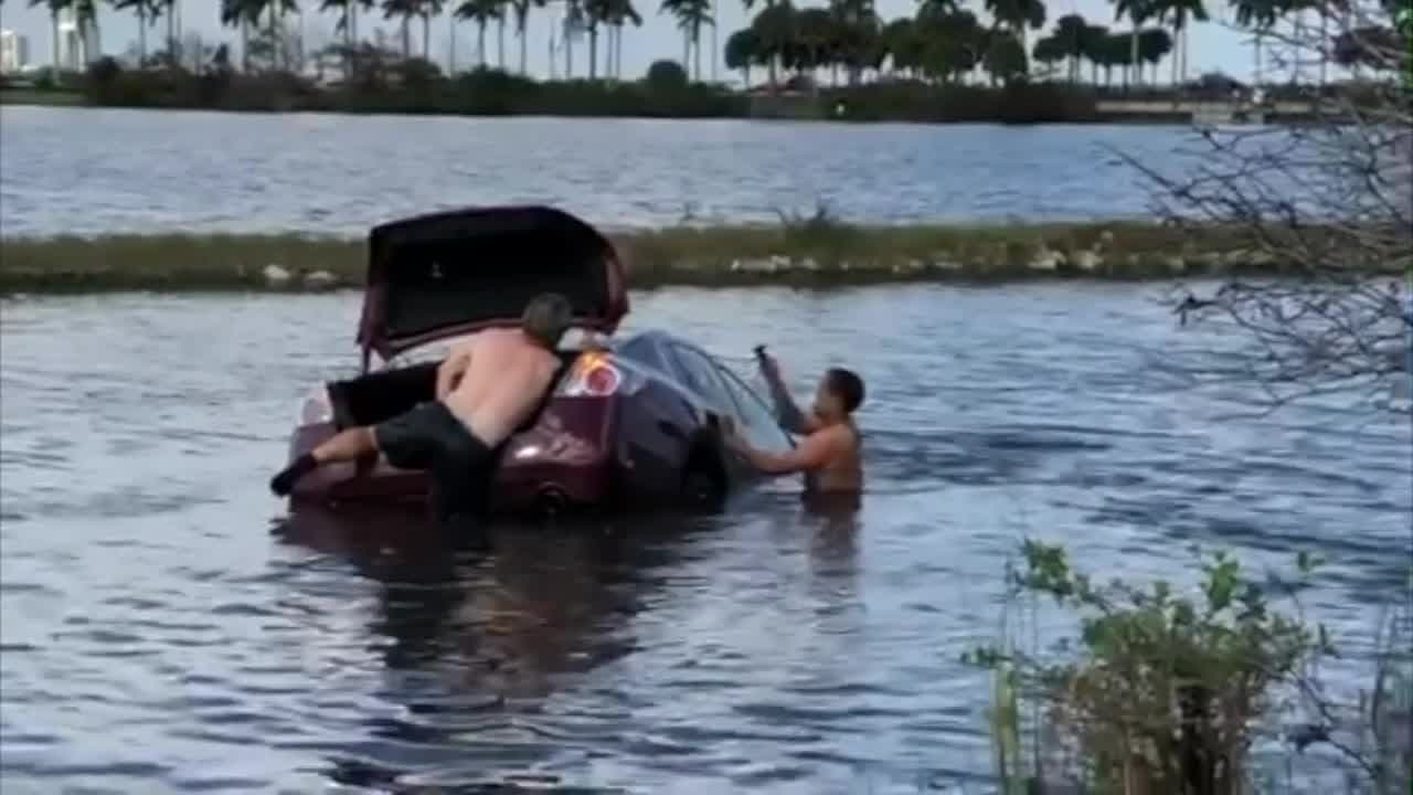 Héroes logran rescatar a una mujer que se hunde en su carro dentro de un canal 