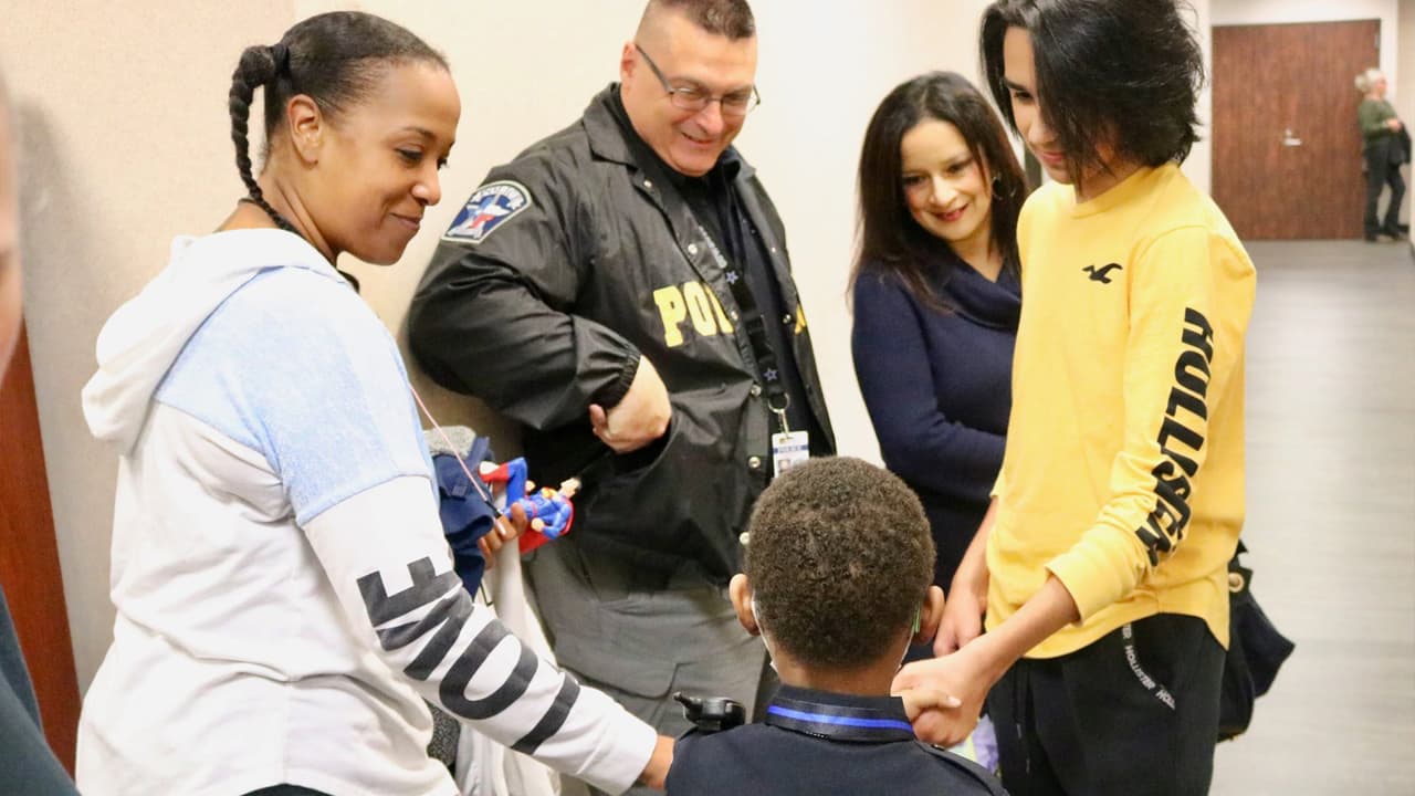 El Departamento de Policía de Webster comenzó una iniciativa para recaudar fondos para ayudar a la familia de Liam con los costos de los tratamientos.