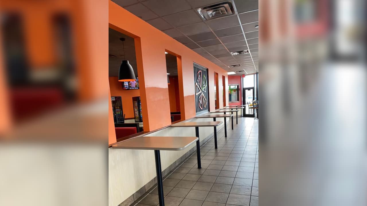 El dueño del restaurante Cicis Pizza, Plácido Santiago nos compartió esta foto en Facebook donde se manifiesta preocupado por el salario de sus empleados.