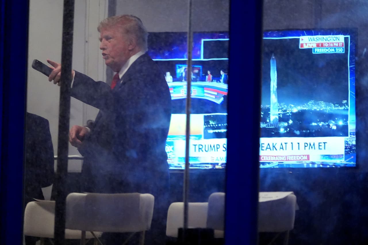 El presidente Donald Trump espera en un edificio provisional antes de pronunciar su discurso en un acto conmemorativo del Día de la Independencia, en honor al 250 aniversario de la nación, el sábado 4 de julio de 2026, en el National Mall de Washington.