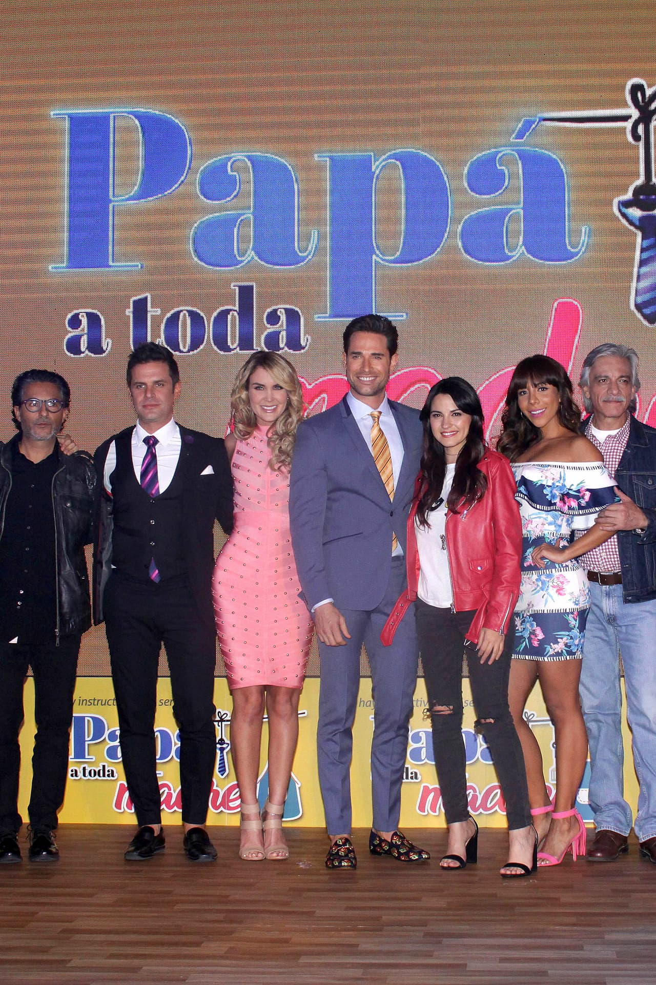 Hace algunas semanas las cuatro parejas centrales de 'Papá a toda madre' se reunieron en la Ciudad de México para presentar a los medios de comunicación este melodrama, el cual quiere reunir a toda la familia noche tras noche, ya que es una historia completamente rosa.