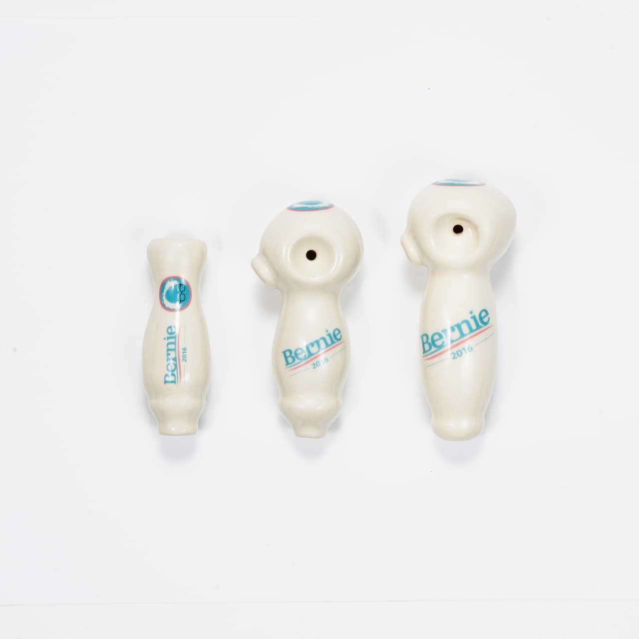 Pipas hechas a mano con la insignia de campaña de Bernie Sanders.