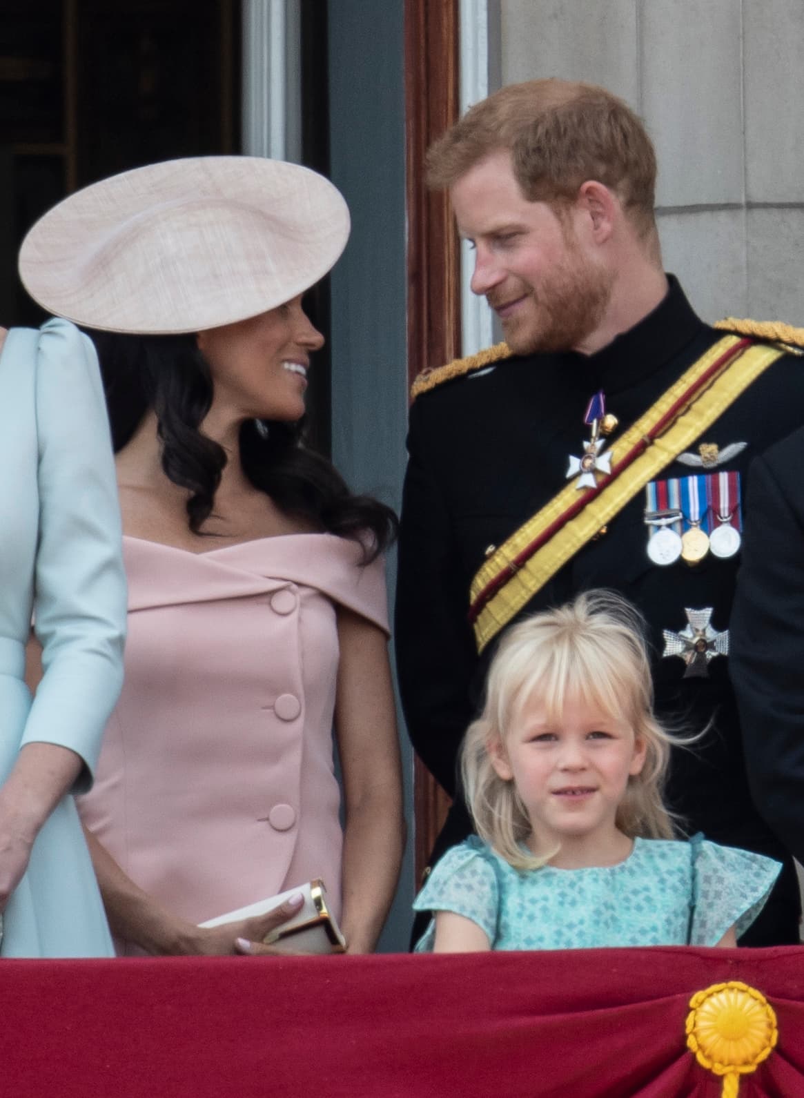 A lo largo de la celebración, se vio a la pareja cruzando las miradas, demostrando su amor como recién casados.