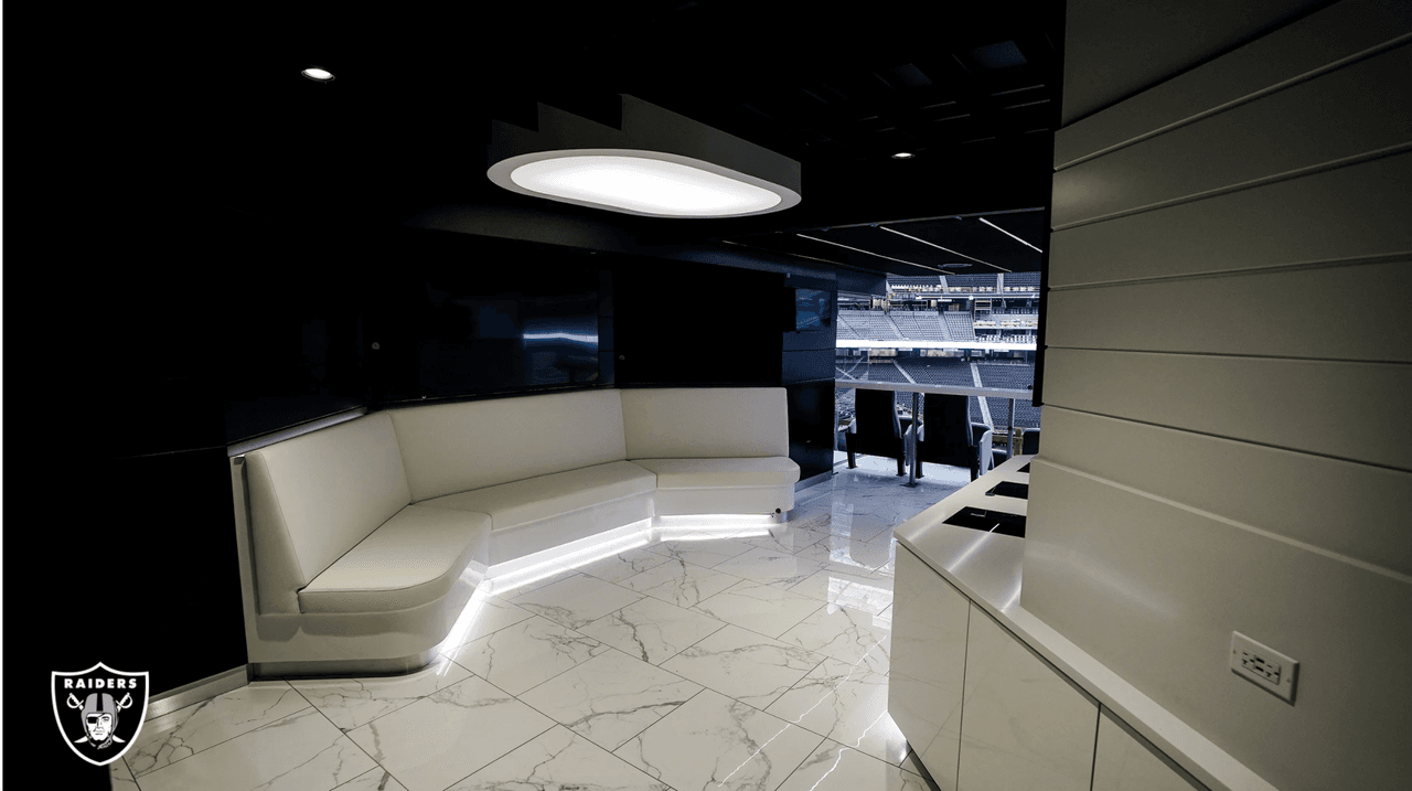 En una zona V.I.P. existen sillones muy cómodos con una vista auténtica al campo.