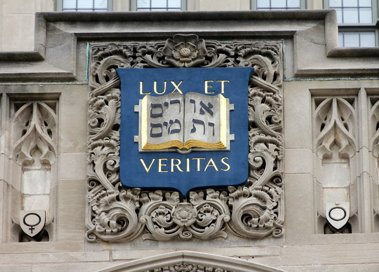 En EEUU la decisión de Trump fue muy impopular. Según 
<b><a href="http://climatecommunication.yale.edu/publications/paris_agreement_by_state/">el programa de Yale de comunicación sobre el cambio climático</a></b>, en todos los estados la mayoría apoya el Acuerdo de París. A nivel nacional, 69% opone retirarse, y 13% cree que Trump hizo lo correcto. Aquí, se ve el escudo de la Universidad de Yale, que dice: "Luz y verdad".
<br>