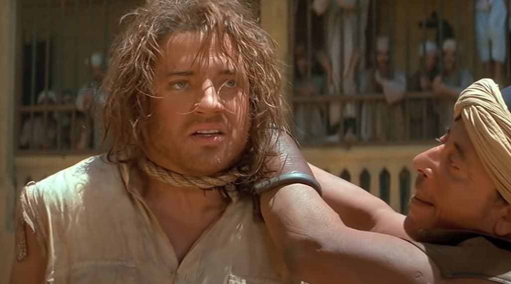 En los planos generales, un doble estaba colgado con la ayuda de un arnés de seguridad, pero en las tomas cercanas, era el propio Brendan Fraser quien tenía la soga en el cuello. Por un descuido, la cuerda se tensó en su cuello mientras el actor estaba sobre la punta de sus pies.
<br>