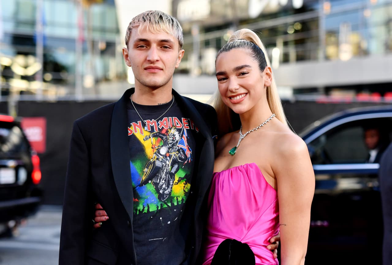 <b>#11 Dua Lipa y Anwar Hadid</b>
<br>Durante los dos años que fueron pareja, el modelo apostó por llevar el pelo en el estilo bicolor que protagonizó el look de la cantante durante el 2019 y 2020.