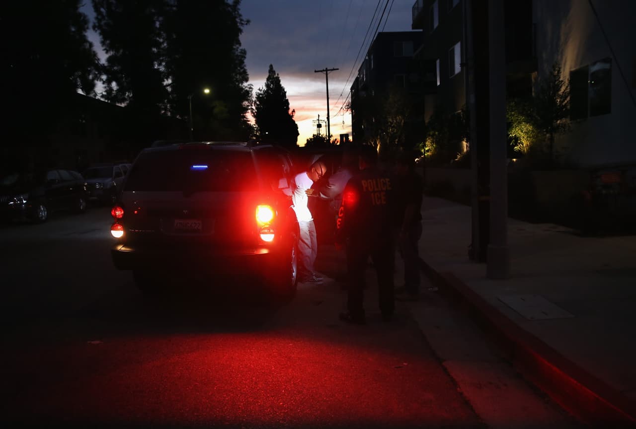 Dueños de Green Cards también son vulnerables a la deportación si la persona es declarada culpable de cierto delitos.