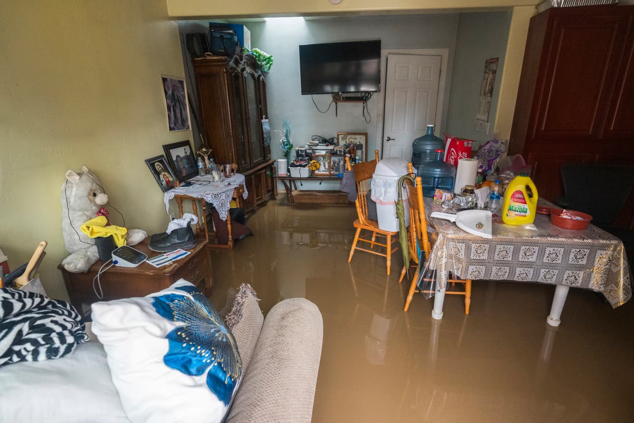 Las inundaciones se encuentran dentro de la casa de José García en College Road en Watsonville, California, el viernes 10 de marzo de 2023. Funcionarios del condado de Monterey dijeron el sábado que la ruptura del dique, cerca de la comunidad de Pájaro y la pequeña ciudad de Watsonville, era de unos 30 metros (100 pies) de ancho.