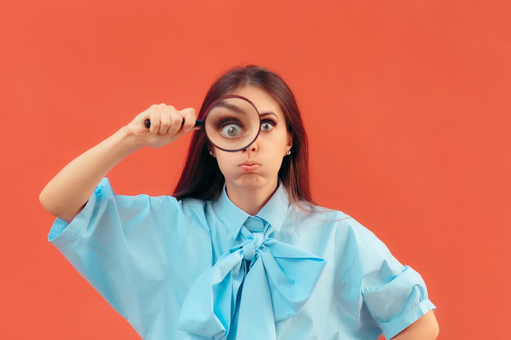 Por ejemplo, ¿ desde preparar un plato en la cocina con comentarios tales como “¿Por qué le estás echando esa salsa?, ese plato no lleva tomate”, hasta “ese cuadro está mejor en el pasillo que en la sala”, o “esa ropa no te combina”, y esa actitud puede llegar a causar mucho malestar.