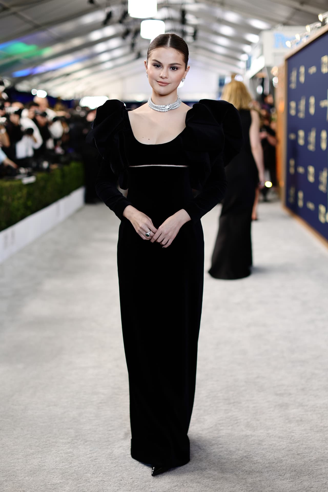 <b>Selena Gomez </b>
<br>Con la naturalidad que la caracteriza, la cantante conquistó la alfombra de los SAG enfundada en una creación de 
<b>Oscar de la Renta</b> de terciopelo y mangas abullonadas.