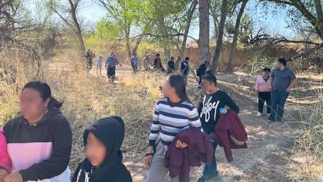 Luego de una supuesta incursión de vehículos en la frontera cerca de Douglas, los agentes arrestaron a 17 migrantes cerca de una camioneta abandonada. Otro vehículo que viajaba por la misma ruta se regresó a México.