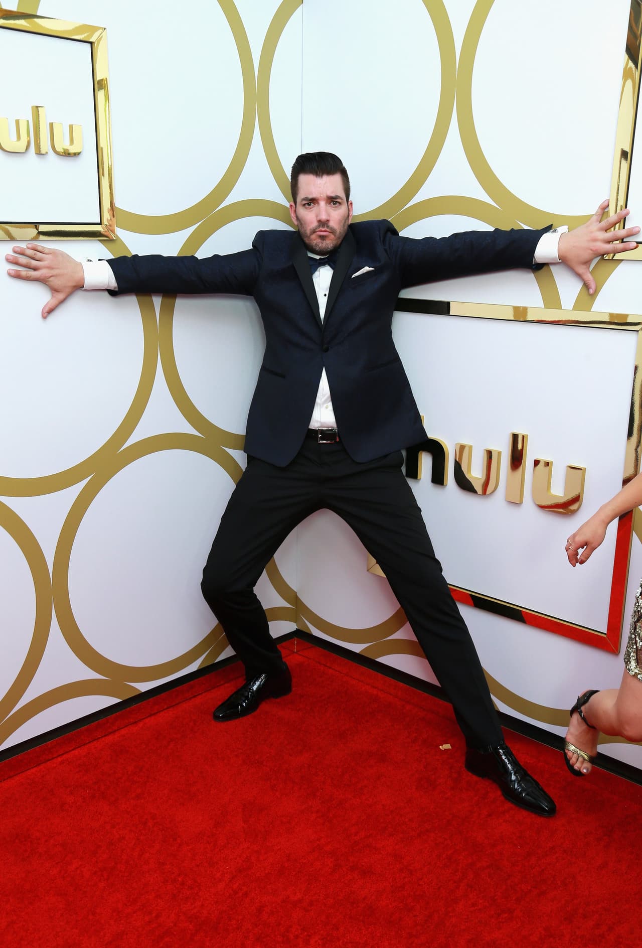 De acuerdo con TMZ, Zooey Deschanel ha estado saliendo con la estrella de la serie ‘Property brothers’, Jonathan Scott.