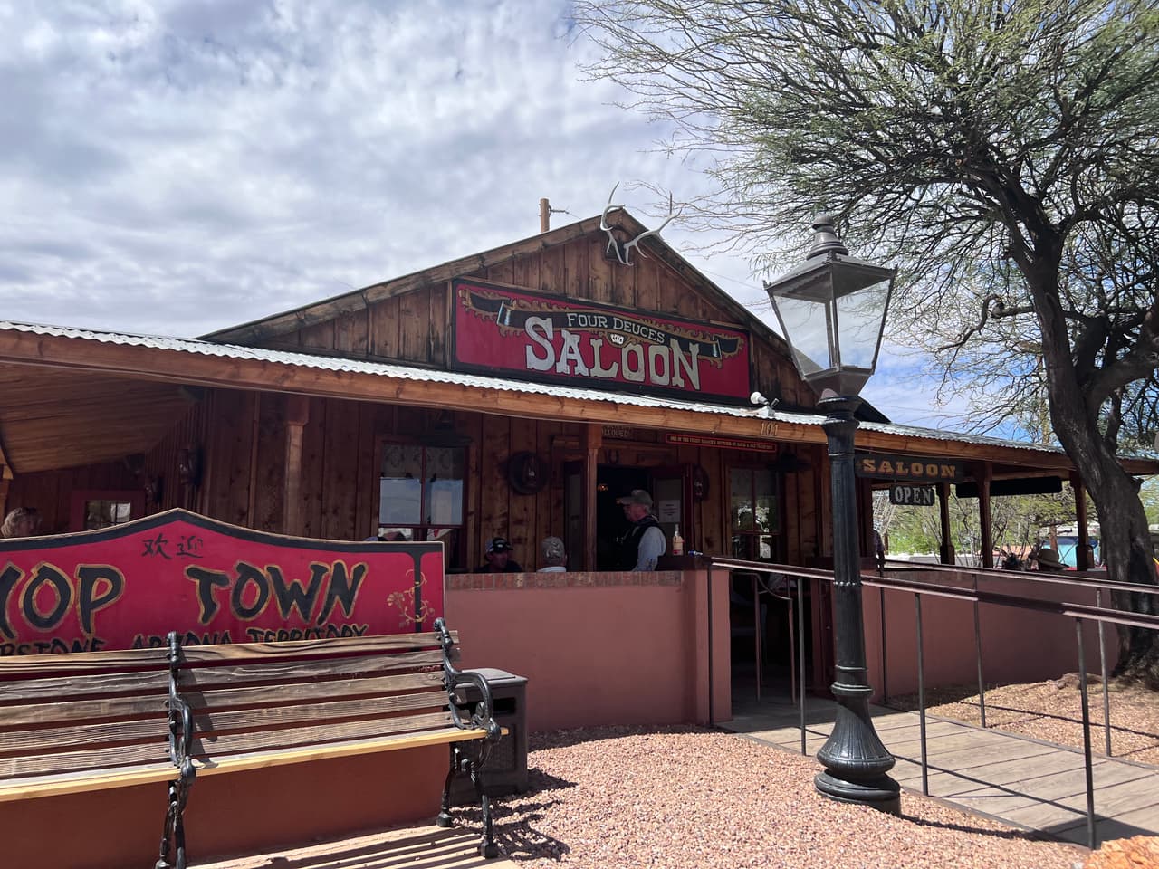 Tombston está ubicado a menos de 30 minutos de la frontera con México, es visitado cada semana por cientos de personas que quieren recrear el viejo oeste. Las personas pueden recorrer sus calles en carreta.