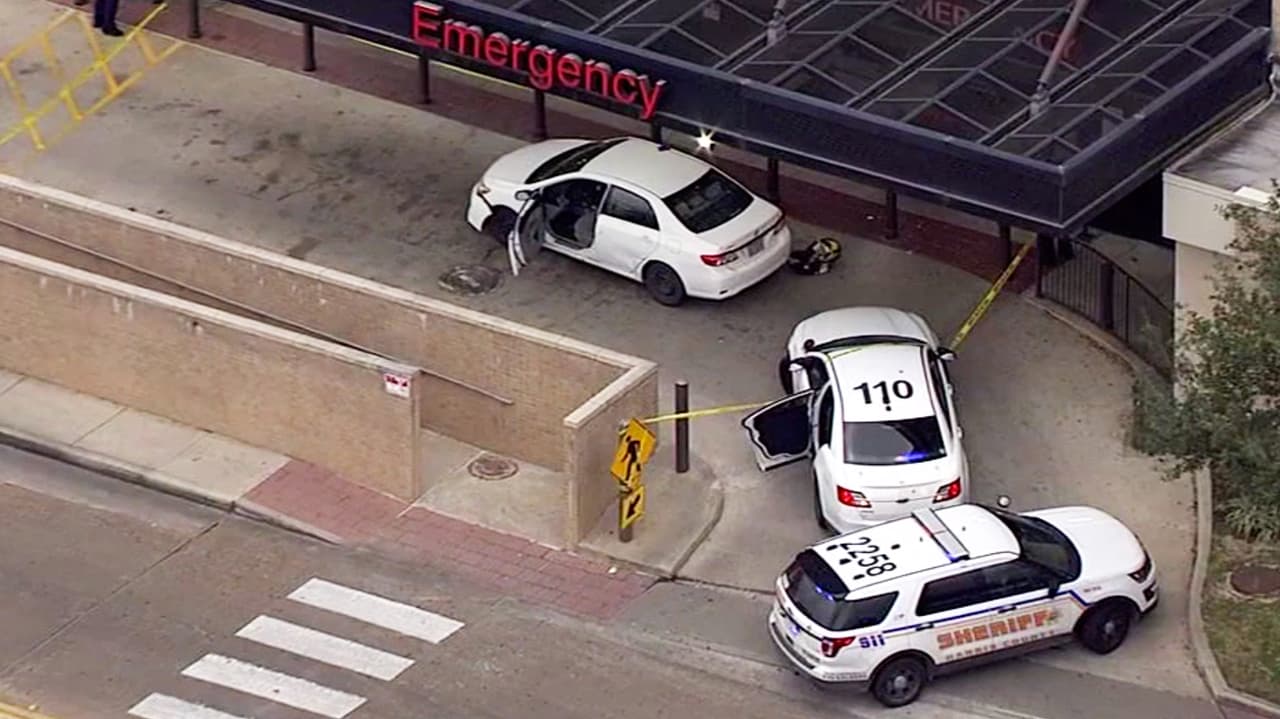 Le disparan en la cabeza al pasajero de un auto que transitaba por una vía al norte de Houston 