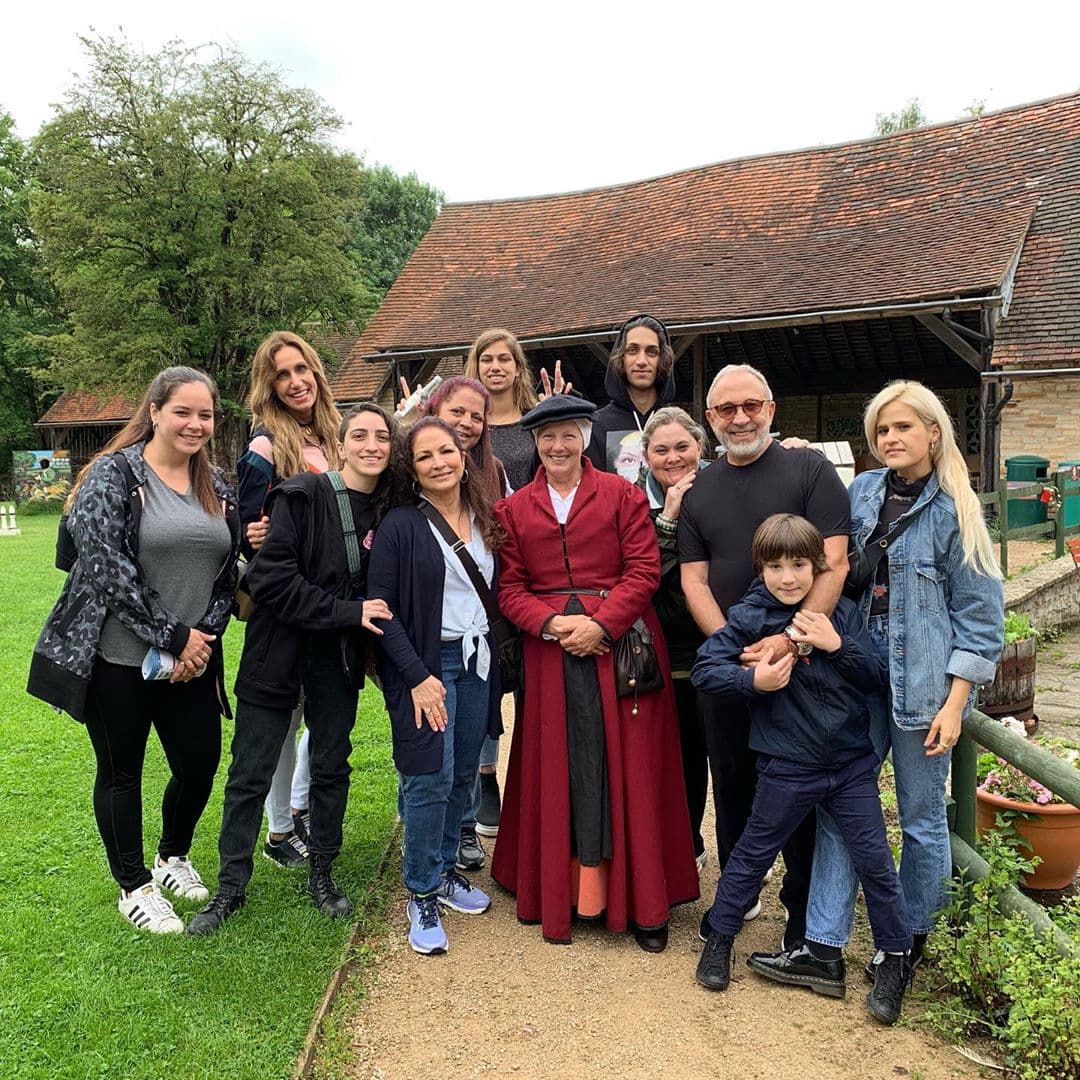 Y para volver a la tierra, visitó junto a toda la familia los típicos campos londinenses.