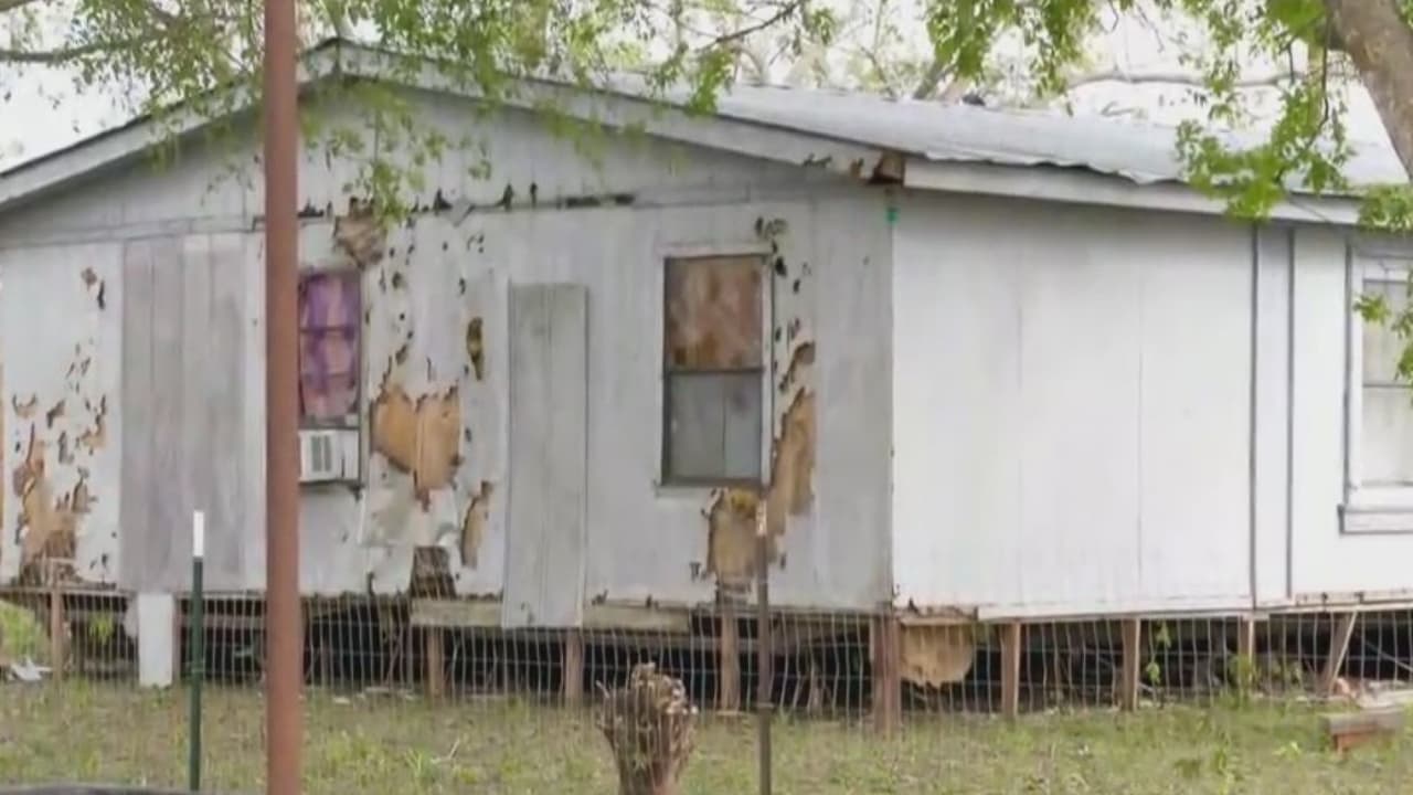 Las fuertes lluvias y granizo causan daños en residencias y propiedades de D’Hanis