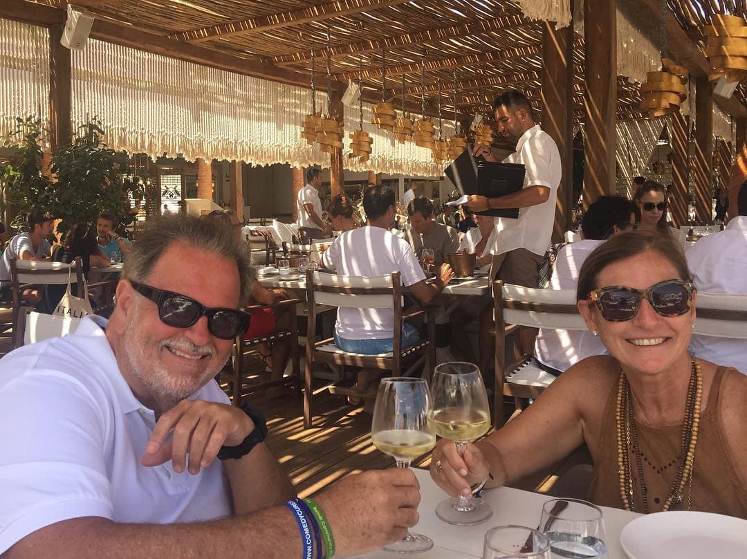 Raúl de Molina sigue de vacaciones con su familia y compartió esta linda foto junto a su esposa Milly desde Mykonos, Grecia.