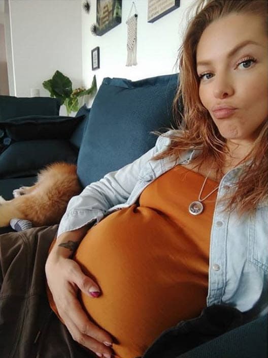 Preparó todo para que la noticia tomara por sorpresa a su marido: "Le compré un par de Nike Air Jordan para recién nacido, mi marido es fan de esos tenis. Agregué la foto del ultrasonido y un mameluco. Le di el regalo y dejé que él solo se fuera dando cuenta, tengo todo grabado en video. Obvio lloramos y nos abrazamos”.