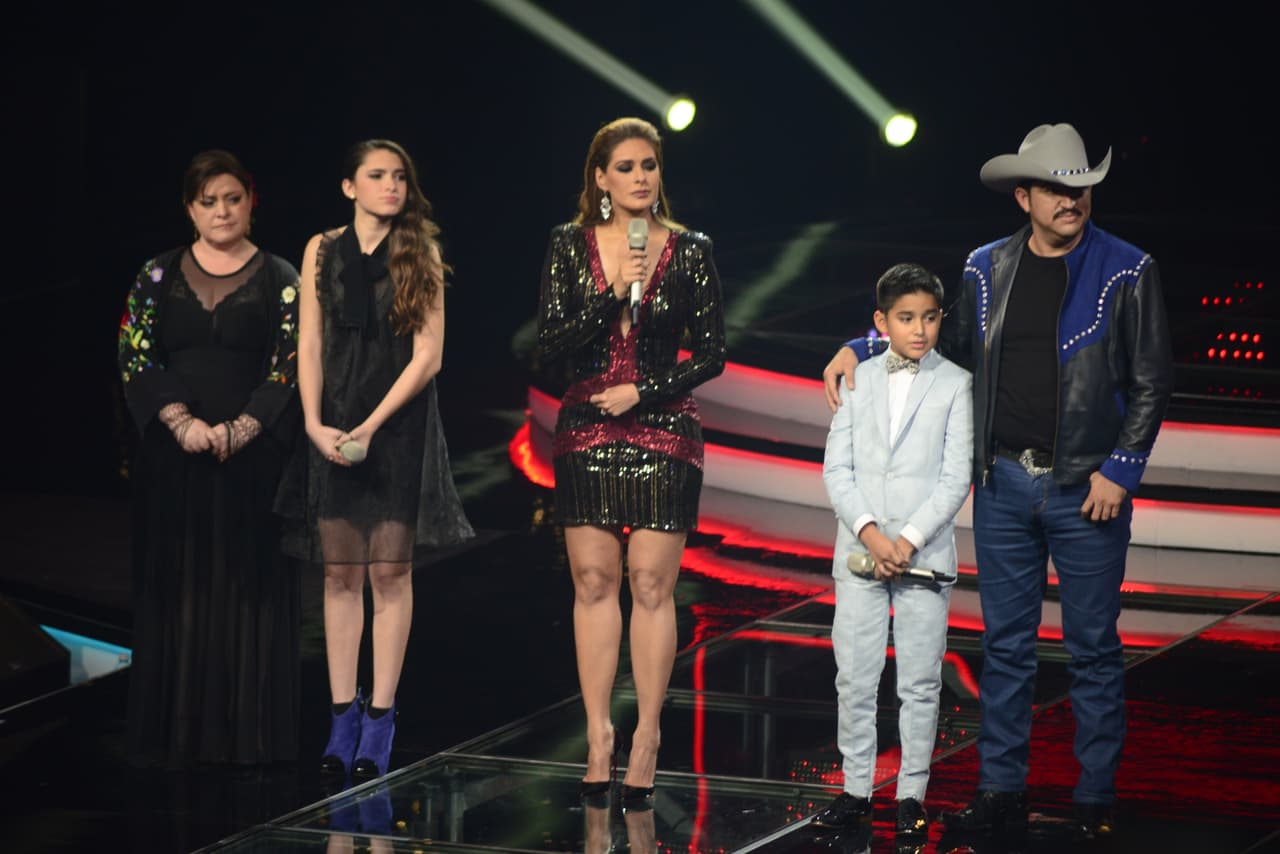 Esta ocasión los capitanes tuvieron que cantar con los papás y en la segunda etapa los hijos lo hicieron de manera individual para poder elevar la puntuación. Hubo doble eliminación y los Valdés dijeron adiós. Paty Cantú pasó por lo mismo que María León y sus dos familias se enfrentaron, quedando fuera los Tijerina.
