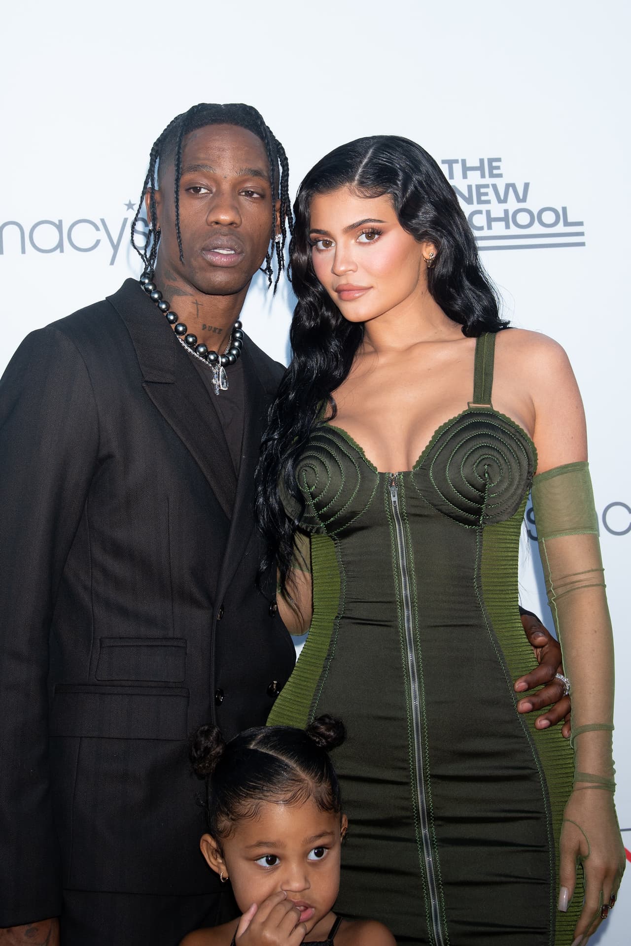 <b><a href="https://www.univision.com/famosos/kylie-jenner-travis-scott-juntos-de-nuevo-fotos-sospechas-fotos">Travis Scott y Kylie Jenner lucieron cariñosos</a></b> ante el lente de las cámaras en su primera aparición oficial tras el estreno del documental del cantante hace casi dos años. 
<br>