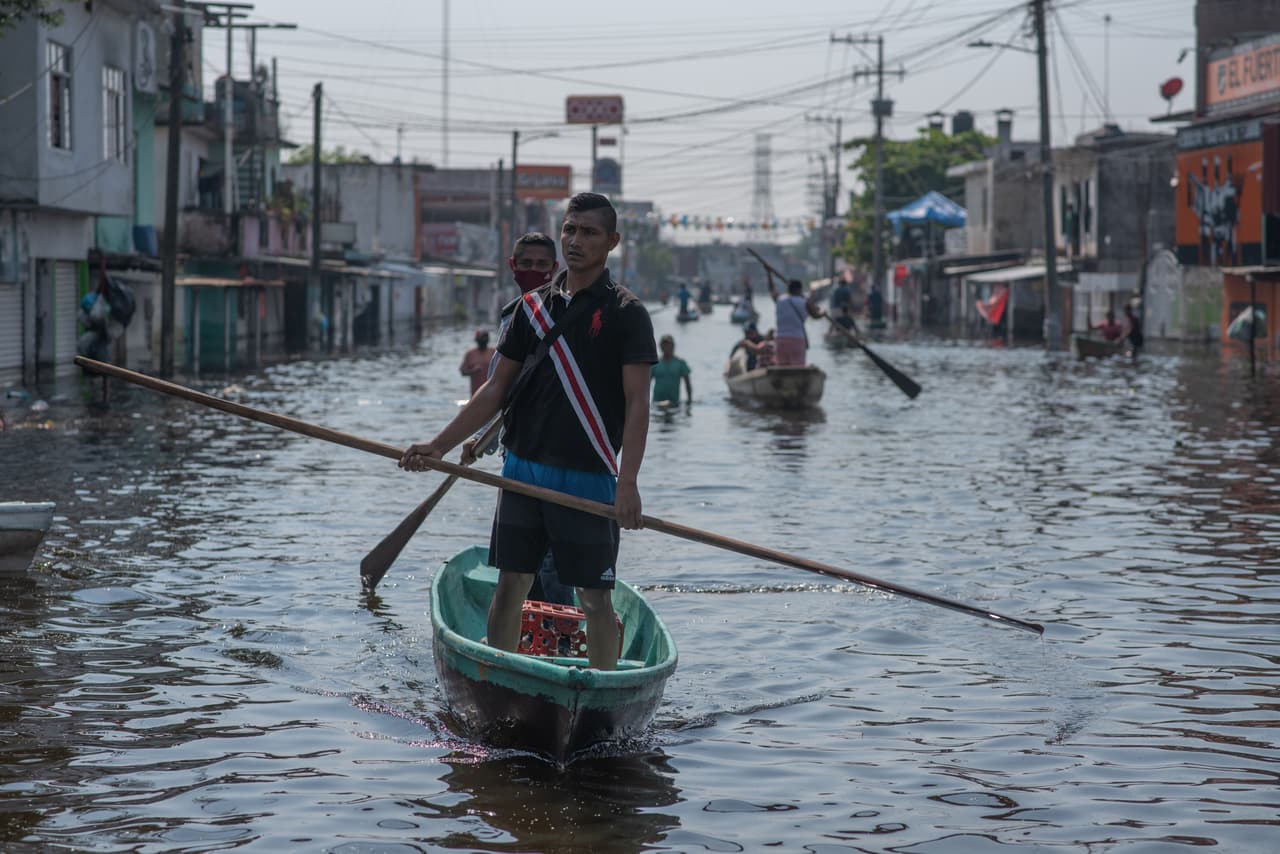 Luego de semanas de precipitaciones,
<b>varias poblaciones de Tabasco se declararon en "alerta máxima" el 23 de noviembre</b> y fueron evacuadas tras el desbordamiento del río Usumacinta, el más caudaloso de México, que ya rebasó los niveles históricos alcanzados en 2008. Según las autoridades, el río tiene "tendencia a seguir incrementando" su volumen de agua. En la fotografía la inundación en Villahermosa, el 11 de noviembre.
<br>