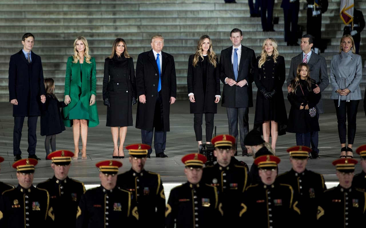 La familia de Donald Trump posa en las escaleras del Lincoln Center en los actos previos a la inauguración presidencial que comenzará mañana con el servicio religioso en la Iglesia de St John en Washington.