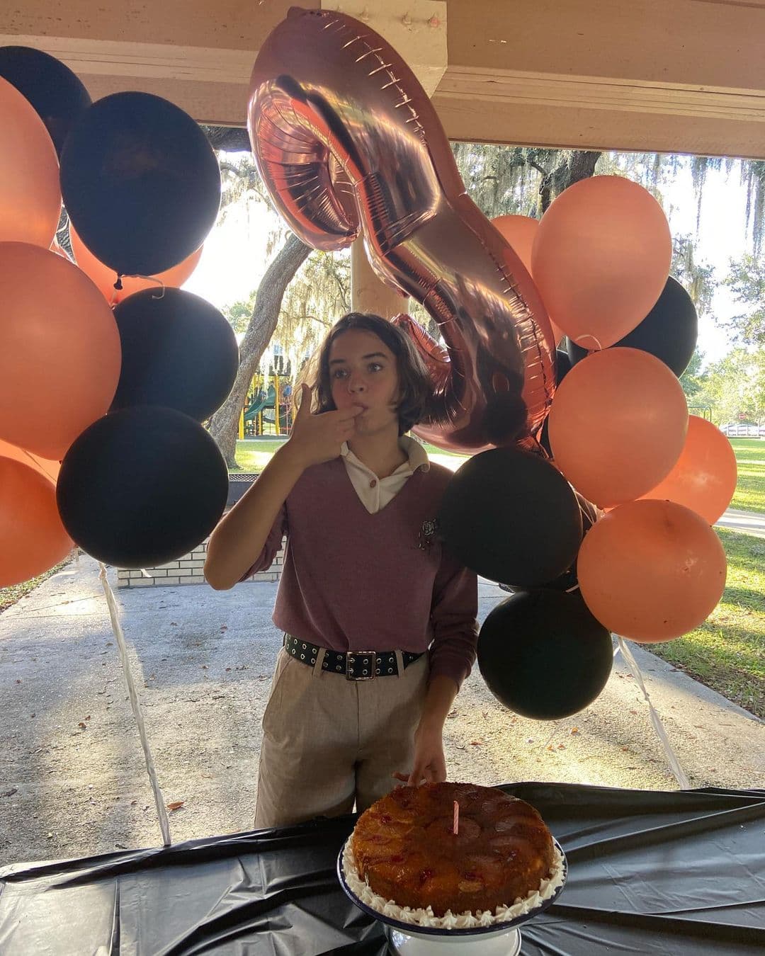 Maya no dudó en probar el papel y soplar la tradicional vela para pedir un deseo.