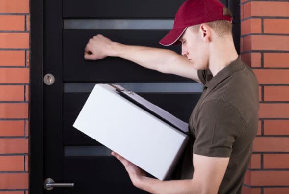 Haga que su paquete sea entregado en un lugar donde alguien puede recibirlo en persona. Un vecino o pariente que por lo general esté en casa o que la entrega se haga en su lugar de trabajo son algunas alternativas.