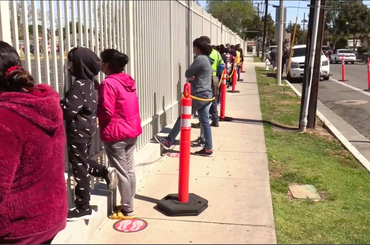 Sin embargo, “los estudiantes también pueden permanecer en las escuelas hasta la hora de salida regular si los padres/tutores no pueden recogerlos en ese momento”.
