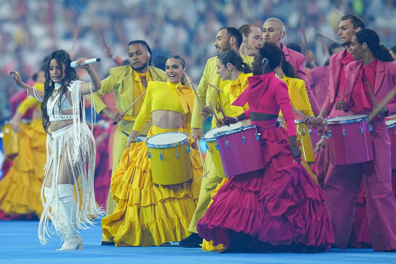"Elegí el color blanco para ella, junto con su 'stylist', porque quisimos que ella sea el centro de todo, los bailarines con colores brillantes y 
<b>ella como foco blanco al centro</b>, dando balance y armonía a todo", explicó Carlos a Vogue.
<br>