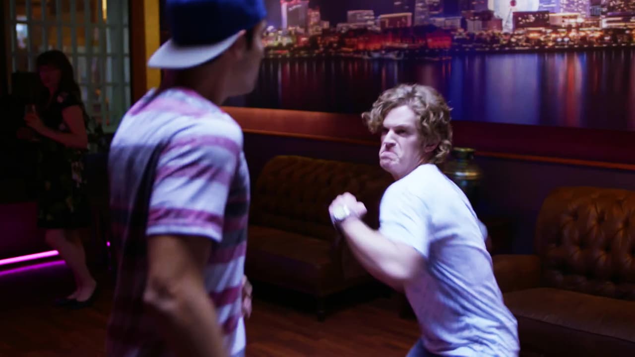 Luego del arresto y de acabar con la vida de quien decía amar, el joven Charly no estaba triste por el encarcelamiento, y Juanjo le reclamó por seguir con sus planes para ser músico. Tras el reproche, los dos comenzaron una pelea que acabó con su amistad.