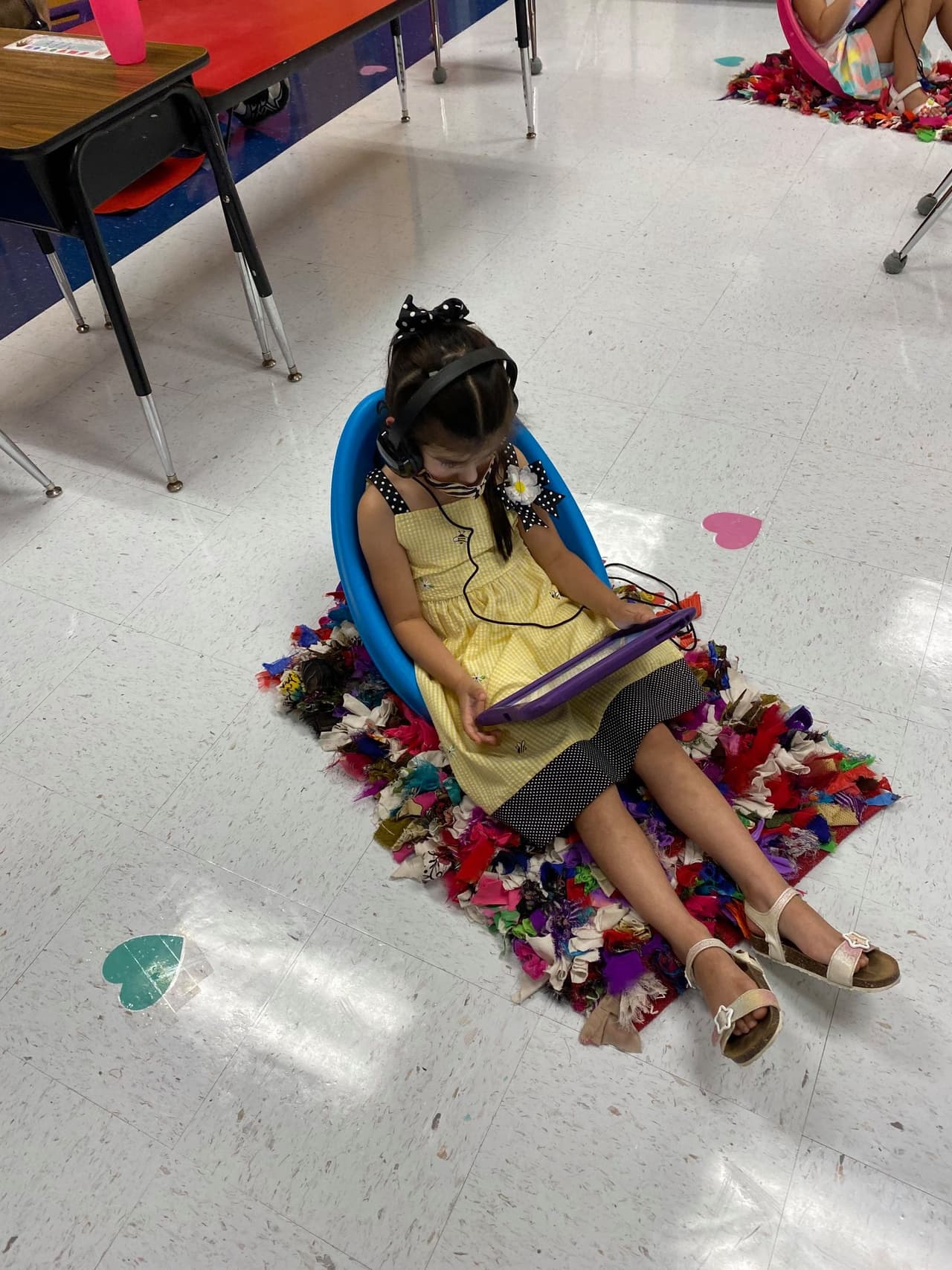 Thrall utilizará un sistema híbrido en el que el 75% de sus estudiantes optará por asistir a clases presenciales y el otro 25% solo asistirá a clases en línea. También se requerirán mascarillas en todo momento, y las aulas solo permitirán 10 estudiantes.