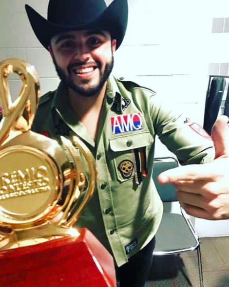Y presume sus logros, como cuando obtuvo este año el Premio Lo Nuestro a Mejor Artista Norteño - Regional Mexicano. ¿Será que ahora sume un Premio Juventud?