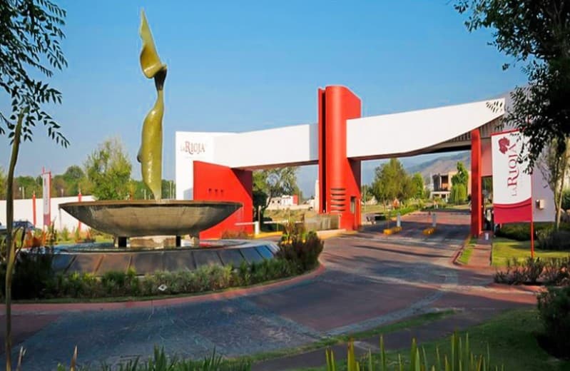 <h3 class="cms-H3-H3">Casa en Tlajomulco, Jalisco</h3>
<br>
<br>
<b>Ubicación:</b> Fracc. La Rioja, Tlajomulco, Jalisco
<br>
<b>Tipo de inmueble:</b> Casa habitación
<br>
<b>Superficie:</b> 266 m2
<br>
<b>Valor total del premio en especie y efectivo:</b> $6.36 millones de pesos
<br>
<br>El sorteo tuvo una emisión de 2 millones de billetes del número 0,000,000 al 1,999,999, con un valor por billete de 250 pesos cada uno (12.57 dólares).