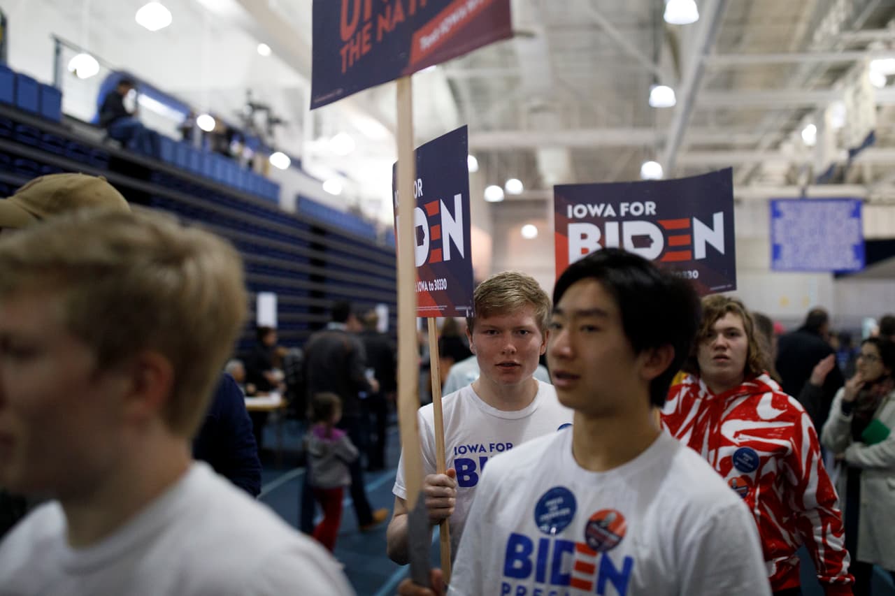 Partidarios del exvicepresidente Joe Biden en un evento de campaña en la Universidad Drake de Des Moines. Tras la votación, los candidatos viables obtienen 'equivalentes de delegados estatales' (
<i>State Delegate Equivalents</i>), que luego, con cálculos del Partido Demócrata, se traducirán en delegados nacionales.