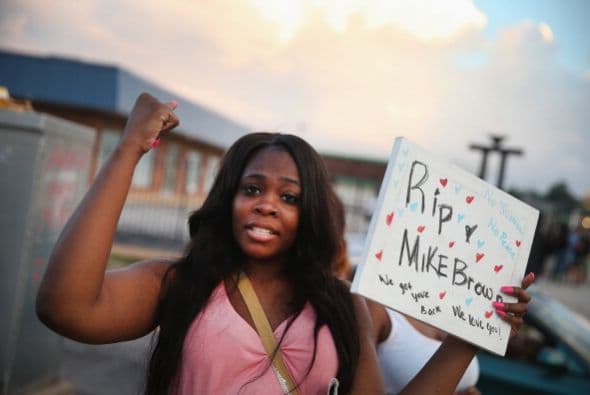 La muerte de Michael Brown, un chico afroamericano de 18 años, a manos de la policía desató protestas.