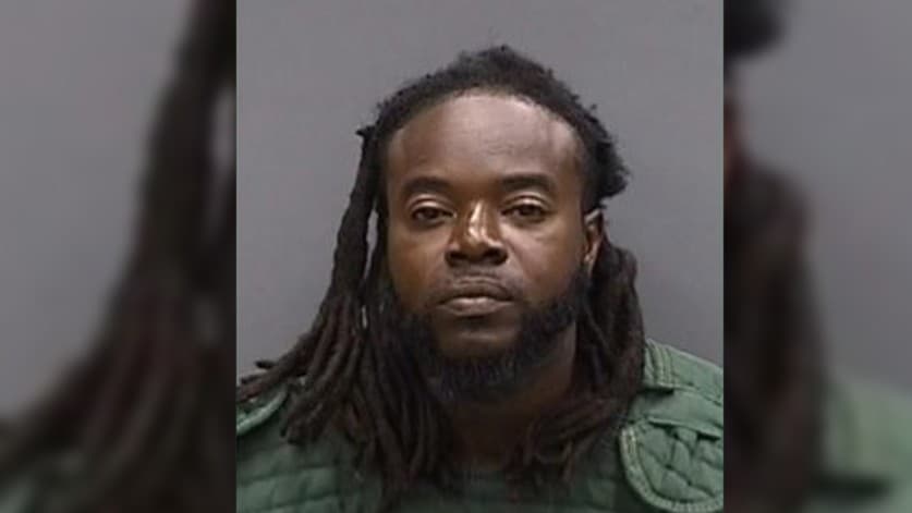 Hombre rocía gasolina y prende fuego a otro durante una discusión en una estación de carga