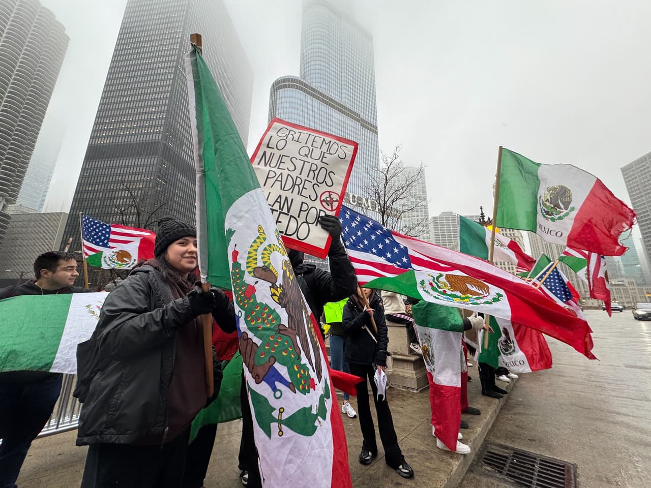 La concentración se desarrolló sin contratiempo en el centro de Chicago; pero en otras áreas, como en La Villita, 
<a href="https://www.univision.com/local/chicago-wgbo/locales-comerciales-amanecen-cerrados-en-la-villita-en-apoyo-a-la-comunidad-inmigrante-video">negocios cerraron durante todo el día</a>.