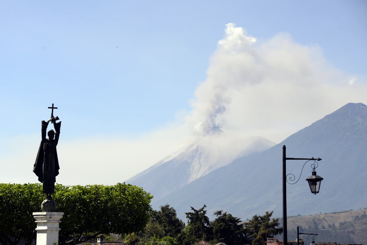 Aunque la actividad volcánica va disminuyendo, las autoridades se mantienen en alerta y recomiendan no permanecer ni acampar en áreas cercanas.