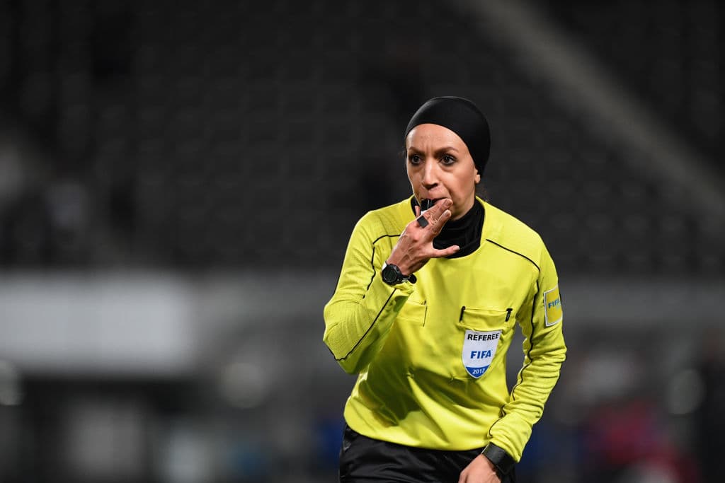 Para eliminar "posibles polémicas", sustituyen árbitra en el clásico de Irán
